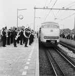 824996 Afbeelding van de opening van het N.S.-station Utrecht Overvecht te Utrecht, met de aankomst van de eerste trein.